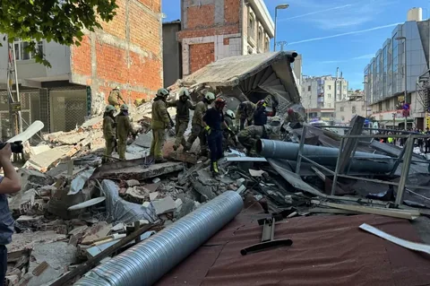 İstanbul'da 4 Katlı Bina Çöktü! Enkaz Altından Acı Haber: 1 Ölü 8 Yaralı — haber görseli