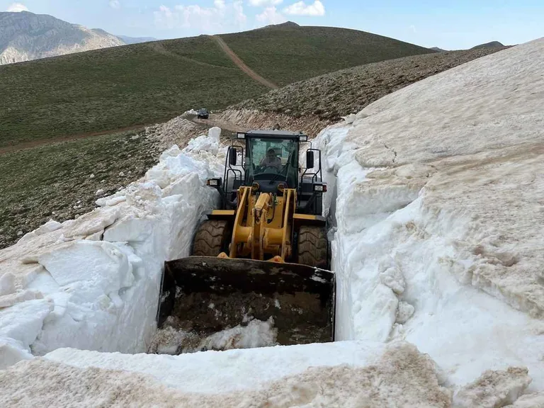 Ekipler Seferber Oldu... Doğaseverlerin Gözdesi Aladağlar'da Yol Açma Çalışmaları Hız Kazandı — haber görseli