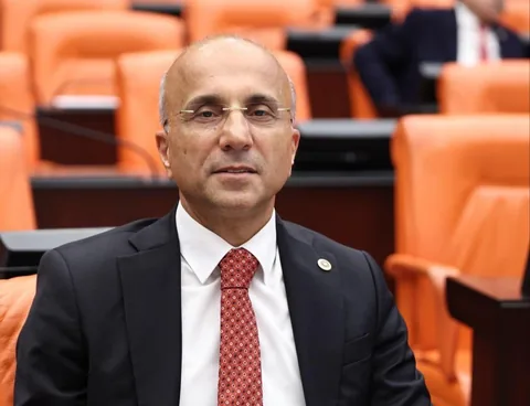 Yeni Parti’li Aşkın Genç’ten Atatürk posterindeki 6 okun kesilmesine tepki — haber görseli