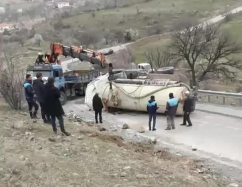 Hacılar’da Vidanjör Devrildi: Dev Araç Yolu Trafiğe Kapattı! Sürücü Mucize Eseri Kurtuldu — haber görseli