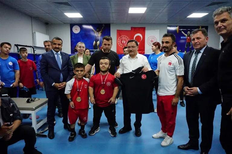 Vali Gökmen Çiçek ERVA Koordinasyon Merkezi’nde antrenör ve sporcularla bir araya geldi — haber görseli