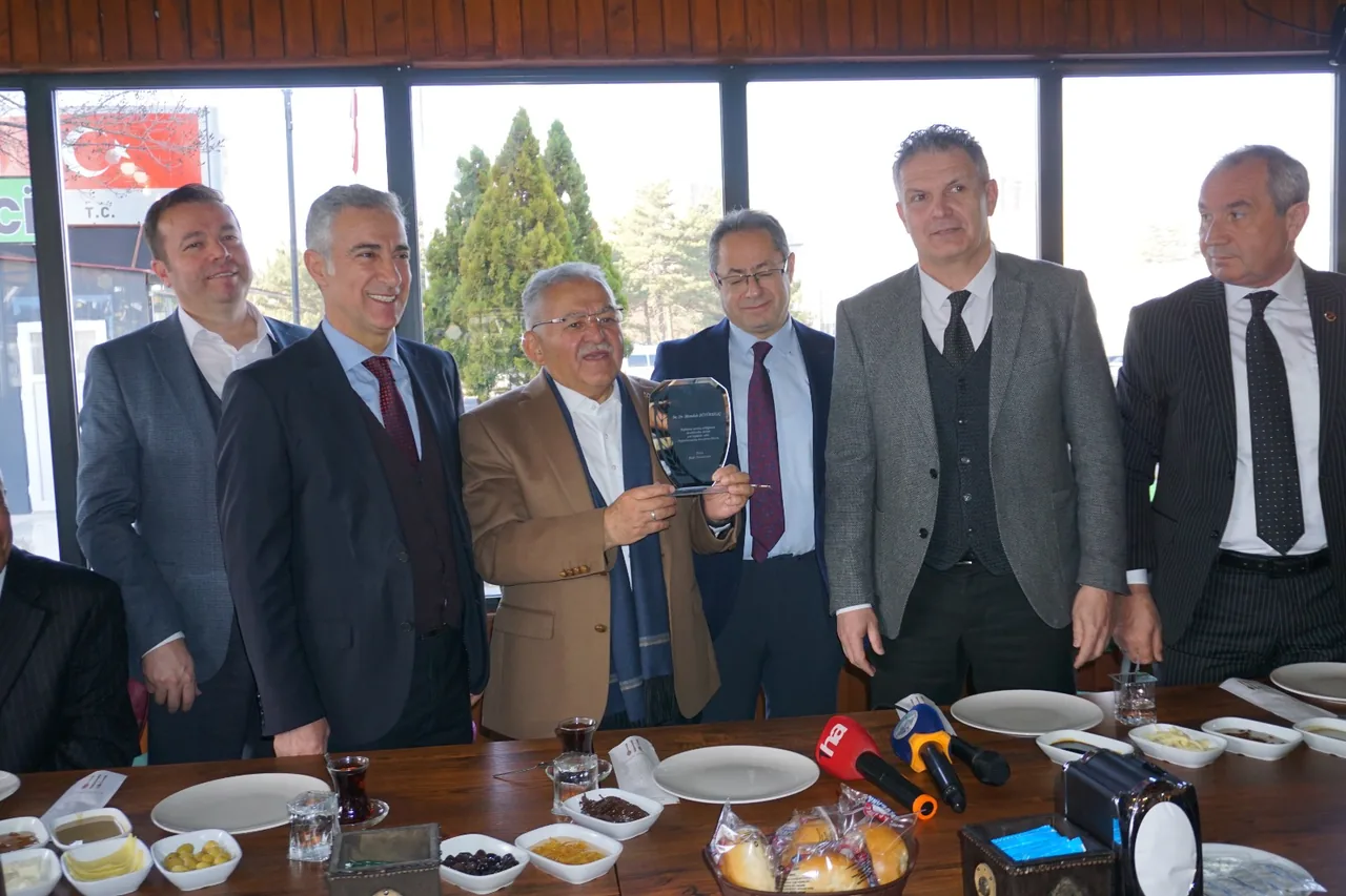 Başkan Büyükkılıç Amatör Spor Kulüpleri Federasyonu temsilcileriyle bir araya geldi — haber görseli