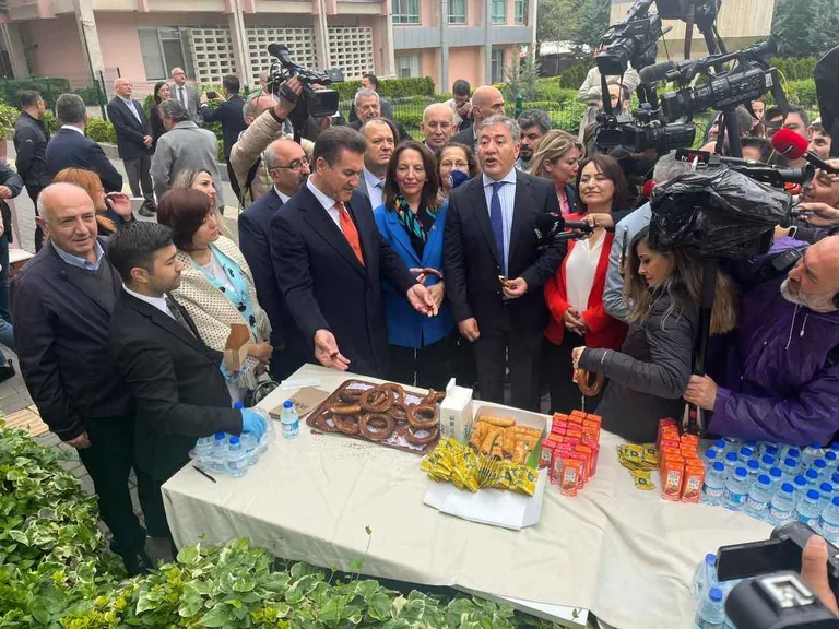 CHP yeni müfredat taslağını protesto için Milli Eğitim Bakanlığı'na yürüdü — haber görseli