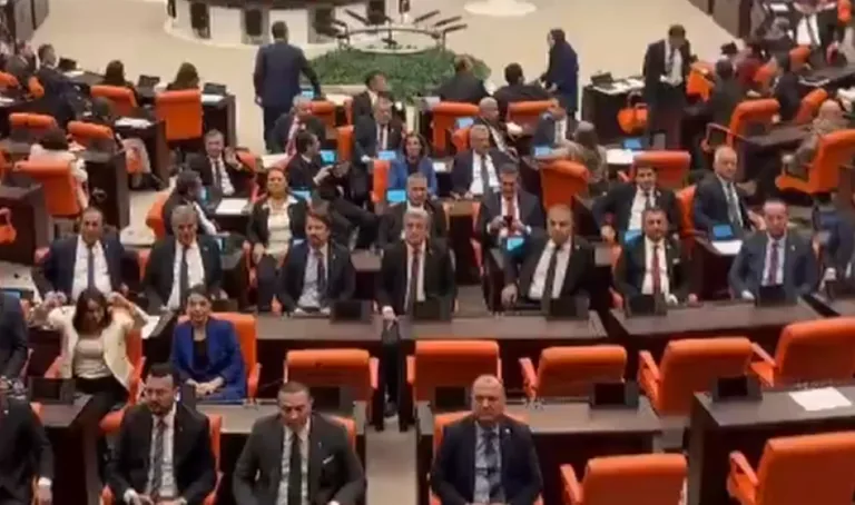 Mecliste CHP'li Vekillerden Protesto! Bakan Aşkın Bak’a Sırt Döndüler — haber görseli
