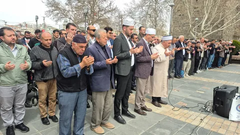 Eğitim Bir-Sen Kayseri Şubesi’nden Kahramanmaraş’ta hayatını kaybedenler için gıyabi cenaze namazı — haber görseli