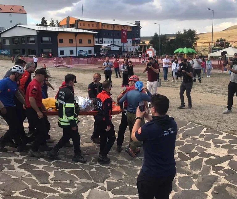 Erciyes Dağı'nda Taş Yuvarlanması Sonrası Mahsur Kalan Dağcılar Kurtarıldı — haber görseli