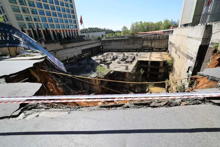 İstanbul'un Kalbinde Yol Çöktü! Sarıyer'de yol çöktü... Eski Büyükdere Caddesi trafiğe kapatıldı — haber görseli
