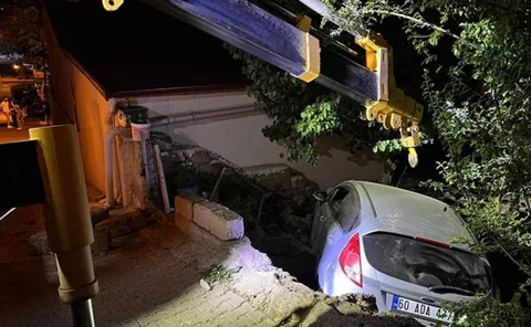 Nevşehir'de Otomobil Evin Bahçesine Girdi: 2 Yaralı! — haber görseli