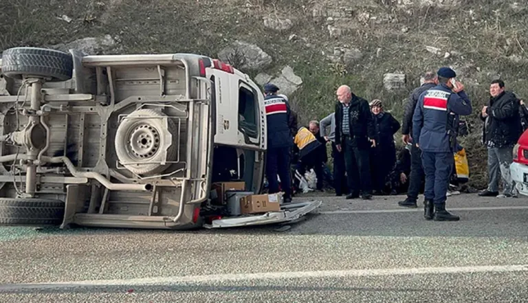 Balıkesir'de Feci Kaza! Minibüs İle Otomobil Çarpıştı: 2 Ölü 18 Yaralı — haber görseli