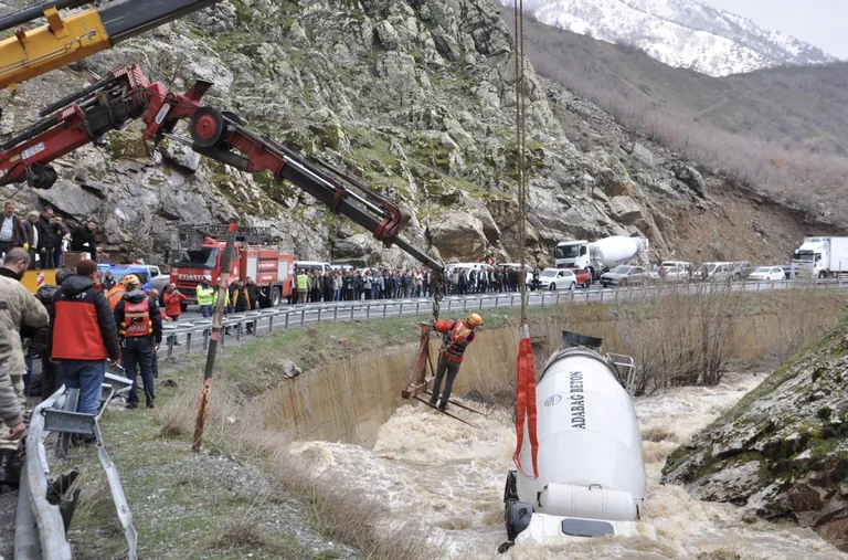 Bitlis'te Korkunç Kaza! Beton Mikseri Dereye Düştü: Sürücü Hayatını Kaybetti — haber görseli