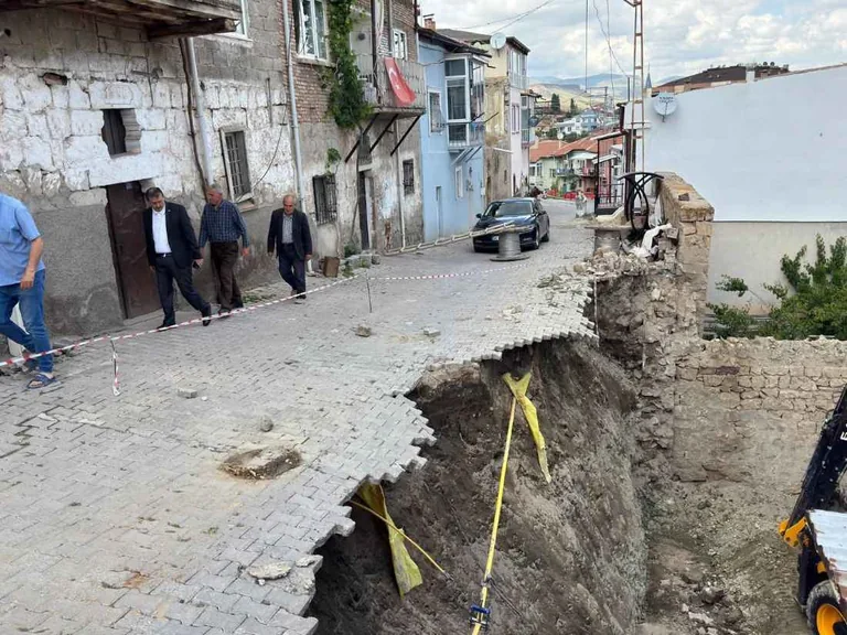 SonDakika! Yeşilhisar'da Heyelan... Sokak Trafiğe Kapatıldı — haber görseli