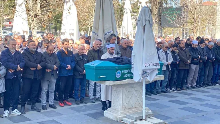 Yolun Karşısına Geçmek İstedi! Otomobilin Çarpması Sonucu Can Verdi — haber görseli