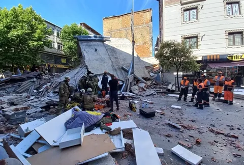 İstanbul'da çöken 3 katlı binanın sahibi gözaltına alındı — haber görseli