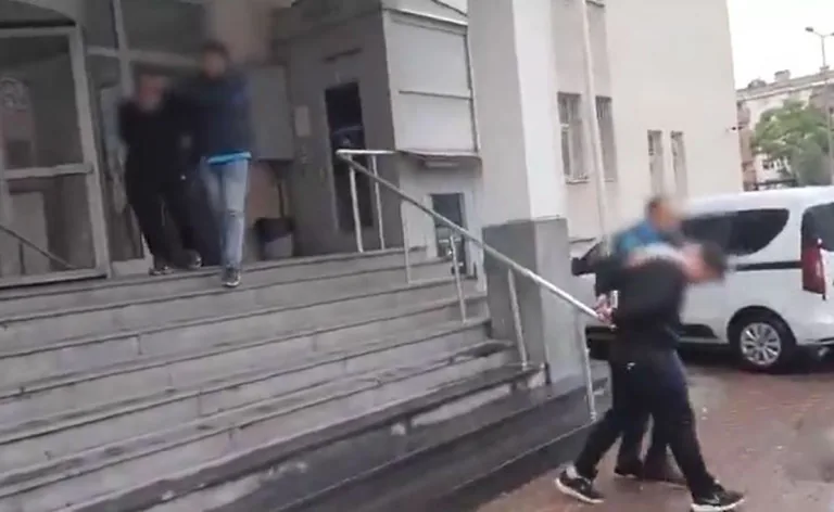  Astsubay Karakaya'yı Darp Eden Komşulara Silahlı Saldırı! Maskeli Saldırganlar Yakalandı — haber görseli