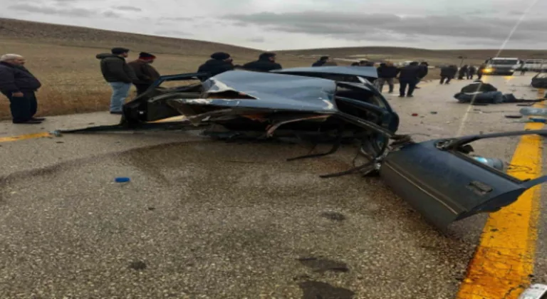 ANKARA’DA SERVİS ARACI İLE OTOMOBİL ÇARPIŞTI: 1 ÖLÜ, 10 YARALI — haber görseli