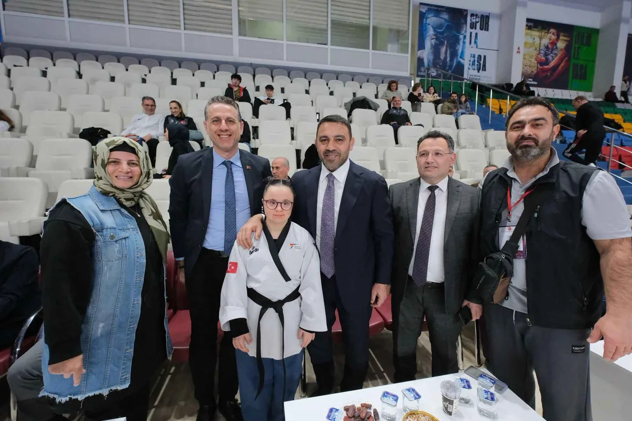 Ankara'daki Para Taekwondo Şampiyonası'nda gümüş madalya Kayseri'ye geldi! Tebrikler Büşra Yolun — haber görseli