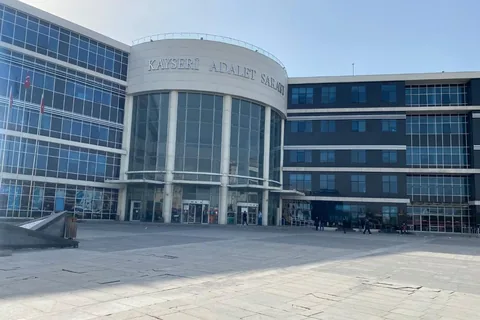 Uygulama Yapan Trafik Polisinin Yaralanmasına Neden Olan Sürücü Mahkemede — haber görseli
