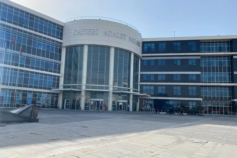 Uygulama Yapan Trafik Polisinin Yaralanmasına Neden Olan Sürücü Mahkemede — haber görseli