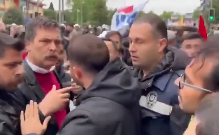 TİP LİDERİ ERKAN BAŞ, POLİSLERLE TARTIŞTI — haber görseli