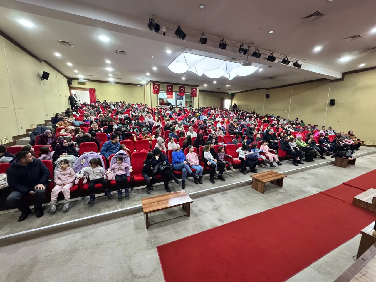 Hacılar Belediyesi Yarıyıl Tatilinde Çocuklara Tiyatro Etkinliği! Hacivat ile Karagöz Çocuklarla Buluştu — haber görseli
