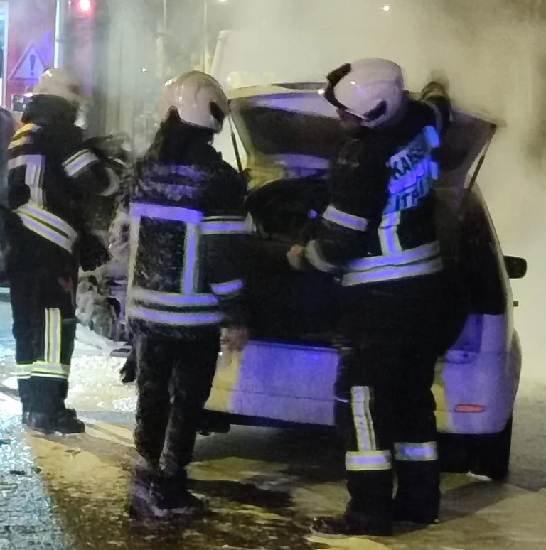 YENİ MAHALLE’DE KORKUTAN YANGIN: KOCASİNAN’DA PARK HALİNDEKİ OTOMOBİL KÜLE DÖNDÜ! — haber görseli