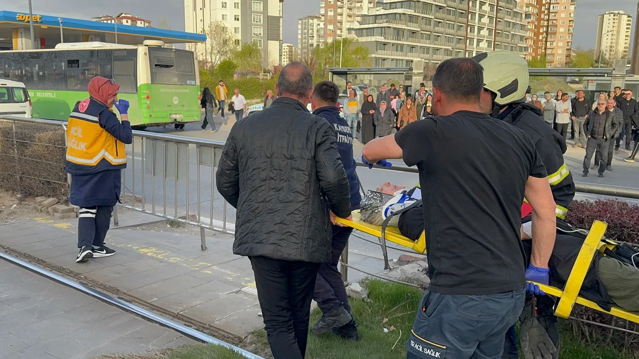 Son Dakika... Kayseri'de tramvayın çarptığı kadın yaralandı — haber görseli