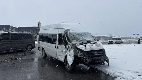 Mimarsinan Organize’de Korkunç Kaza: İşçi Servisi ile Tır Çarpıştı, 11 Yaralı — haber görseli