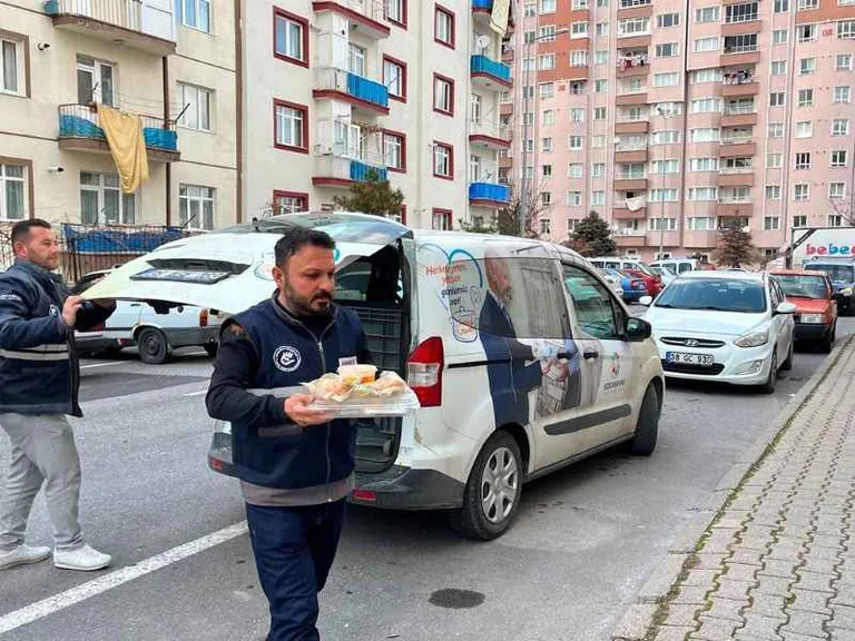 Dualarla Büyüyen Belediye: Kocasinan'da 65 Yaş Üstü ve Engellilere Sıcak Yemek Hizmeti — haber görseli