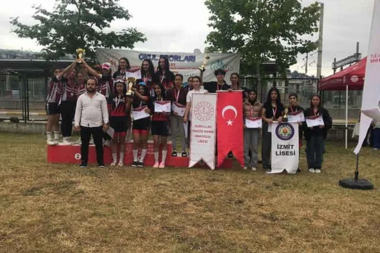 Şehit Necmettin Bayraktar Ortaokulu Bisikletçileri 3.Kez Türkiye Şampiyonu Oldu — haber görseli