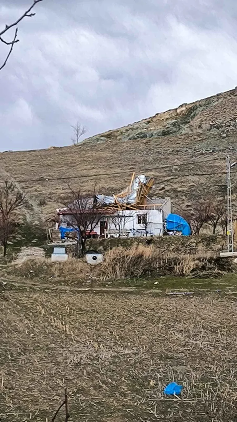 Akkışla’da Fırtına Kabusu: Çatılar Uçtu, Mahalleler Karanlığa Gömüldü! — haber görseli