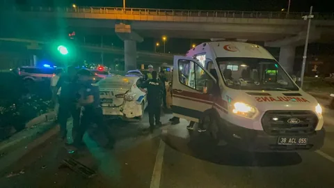 Sivas Bulvarı’nda Zincirleme Kaza! Kırmızı Işıkta Bekleyen Polis Aracına Çarptılar: 2 Yaralı — haber görseli