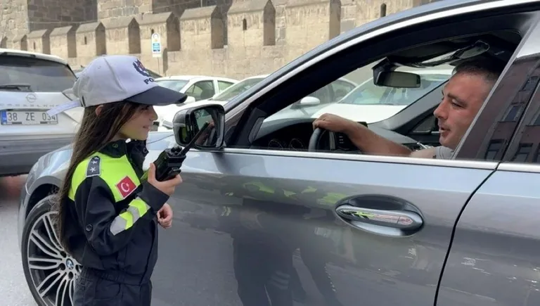 Minik trafik polisleri 23 Nisan’da denetim yaptı — haber görseli