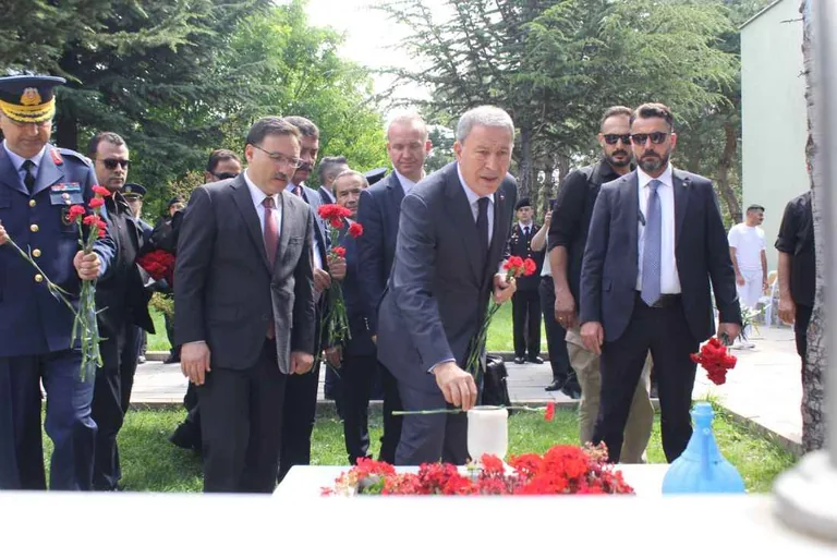 Kayseri protokolü şehit mezarlıklarını ziyaret etti  — haber görseli
