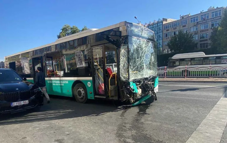 Fren Arızası Halk Otobüsünü Kontrolden Çıkardı! Otobüs Kaldırıma Çıktı, 3 Yaralı — haber görseli