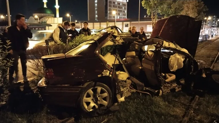 Tramvay Hattında Korkunç Kaza!!Otomobil Direğe Çarptı: 2’si Ağır 4 Yaralı — haber görseli