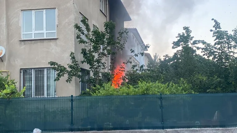 Ailesine Sinirlenen 17 Yaşındaki Genç, Evi Ateşe Verdi — haber görseli