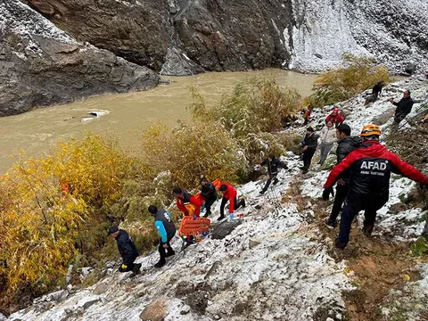 HAKKARİ’DE PİKAP 150 METRELİK UÇURUMDAN ZAP SUYU’NA DÜŞTÜ: 2 ÖLÜ, 2 YARALI — haber görseli