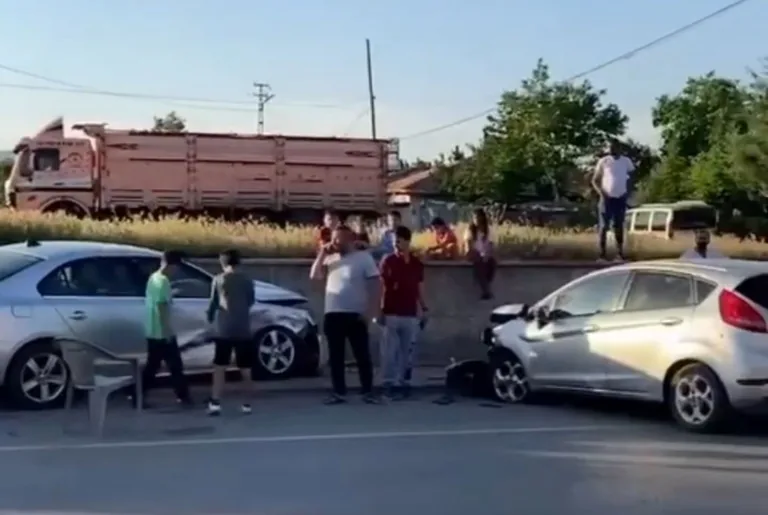 Kayseri'de Zincirleme Kaza! 3 Araç Birbirine Girdi — haber görseli