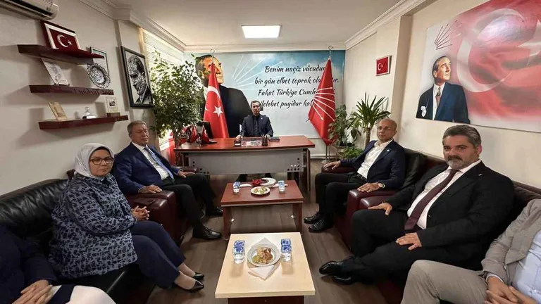 Kayseri'de Siyasetin İki Kutbu Bir Arada! AK Parti Heyetinden CHP Kayseri İl Başkanlığına Sürpriz Ziyaret — haber görseli