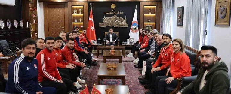 Kayseri’nin gururu, Avrupa ve Dünya şampiyonu milli sporcularımız Vali Gökmen Çiçek’i ziyaret etti — haber görseli