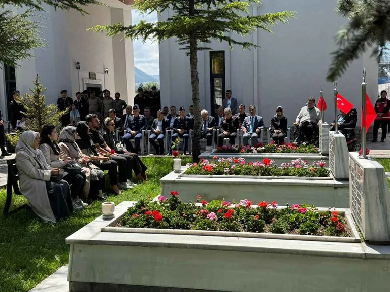 Vatanın Gerçek Sahiplerine Bayram Vefası! Vali Gökmen Çiçek Kartal Şehitliği’ni Ziyaret Etti — haber görseli