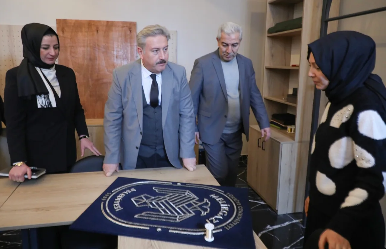 MELİKGAZİ’DE KADINLARIN EL EMEĞİ ‘NAKDE’ DÖNÜŞÜYOR: ATÖLYE MELİKGAZİ GELİYOR! — haber görseli