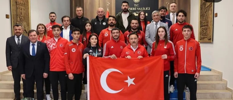 Kayseri’nin gururu, Avrupa ve Dünya şampiyonu milli sporcularımız Vali Gökmen Çiçek’i ziyaret etti — haber görseli