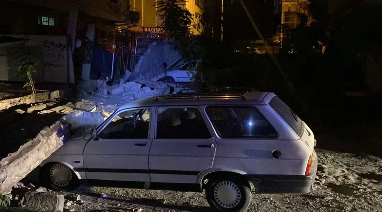 Kocasinan’da Apartmanın Bahçe Duvarı Yıkıldı: 3 Araç Zarar Gördü — haber görseli