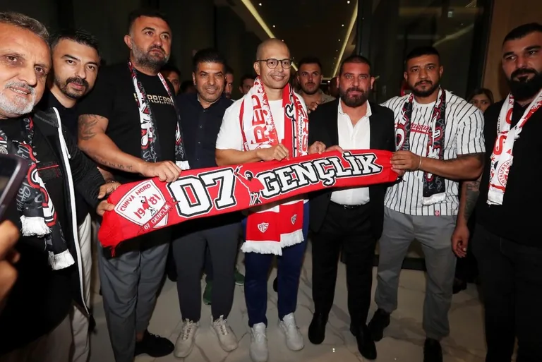 Antalyaspor'un Yeni Teknik Direktörü Alex de Souza, İmza İçin Türkiye'ye Geldi — haber görseli