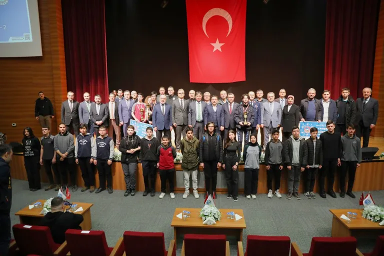 Liseler Arası Bil-Kazan Yarışması’nda Dereceye Giren Öğrencilere Ödülleri Verildi — haber görseli