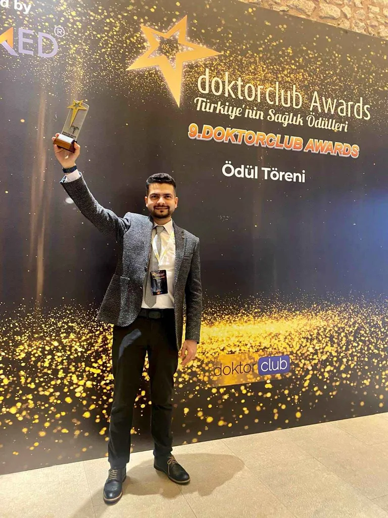 Kayserili Hekimden Dünya Çapında Başarı: Op. Dr. Zekeriya Çetinkaya'nın Akıllı Lens Projesine Büyük Ödül! — haber görseli