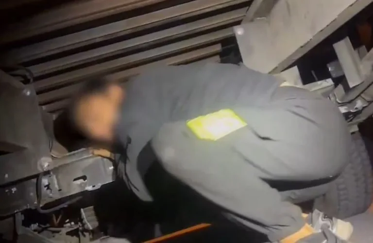 Gizli Bölmede Yakalandılar! Oto Kurtarıcıdan Kaçak Göçmen Çıktı — haber görseli