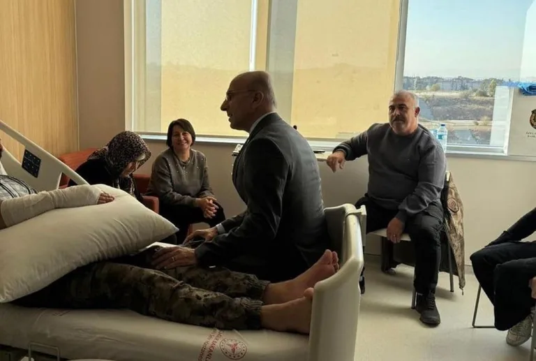 CHP’li Vekil Aşkın Genç'ten TUSAŞ Saldırısının Gazilerine Geçmiş Olsun Ziyareti — haber görseli