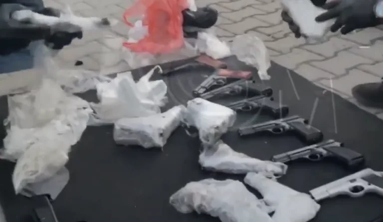 Otomobil Değil Sanki Cephanelik! Kayseri'de Araç İçine Zulalanmış Çok Sayıda Silah Ele Geçirildi — haber görseli